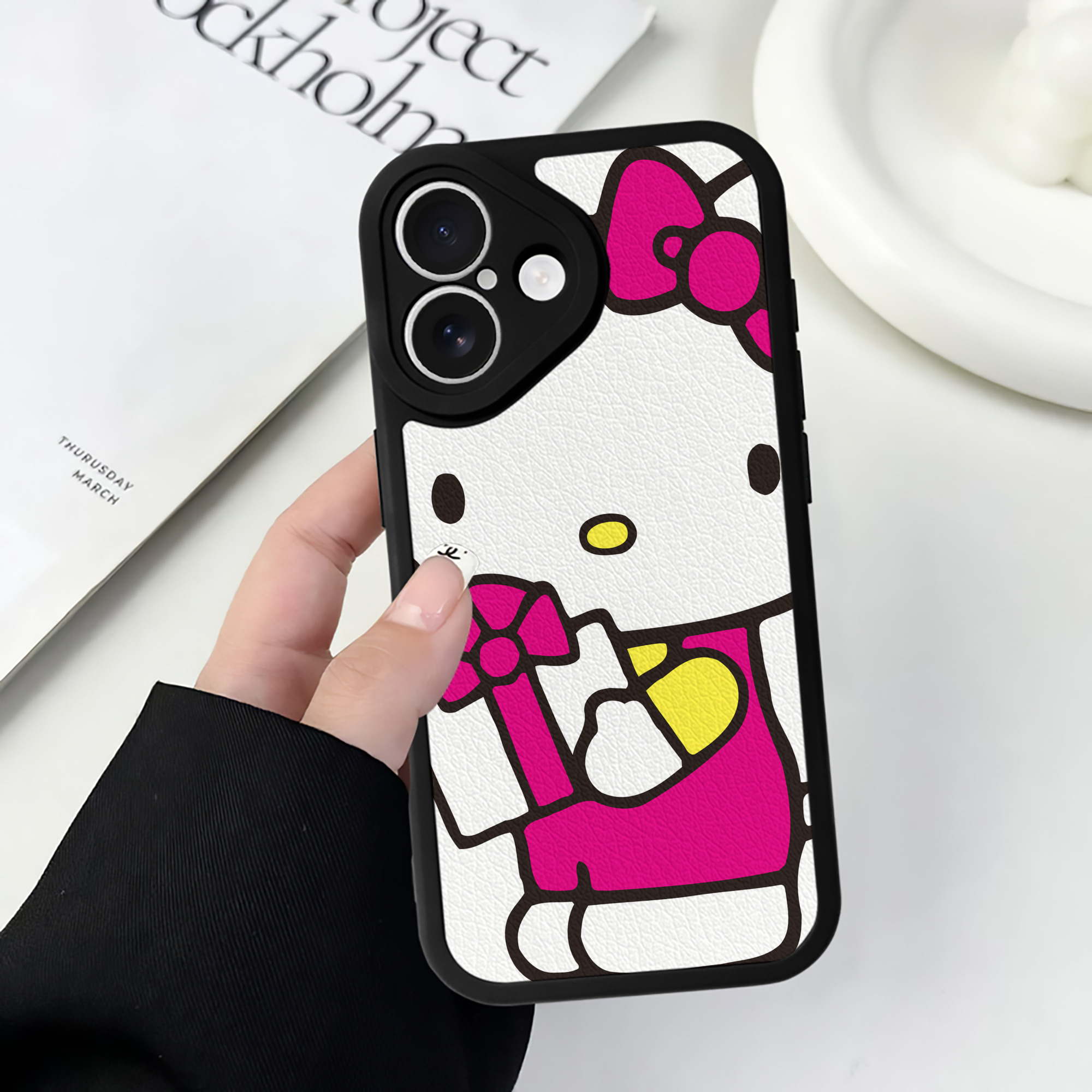 （画像用） Hello Kitty ハローキティ 【iPhone 16シリーズ対応】シリコンスマホケース（レザー調） 材質：シリコン